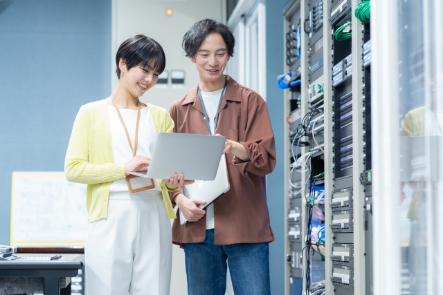 生産ロボットの制御システムの構築や評価になります。
