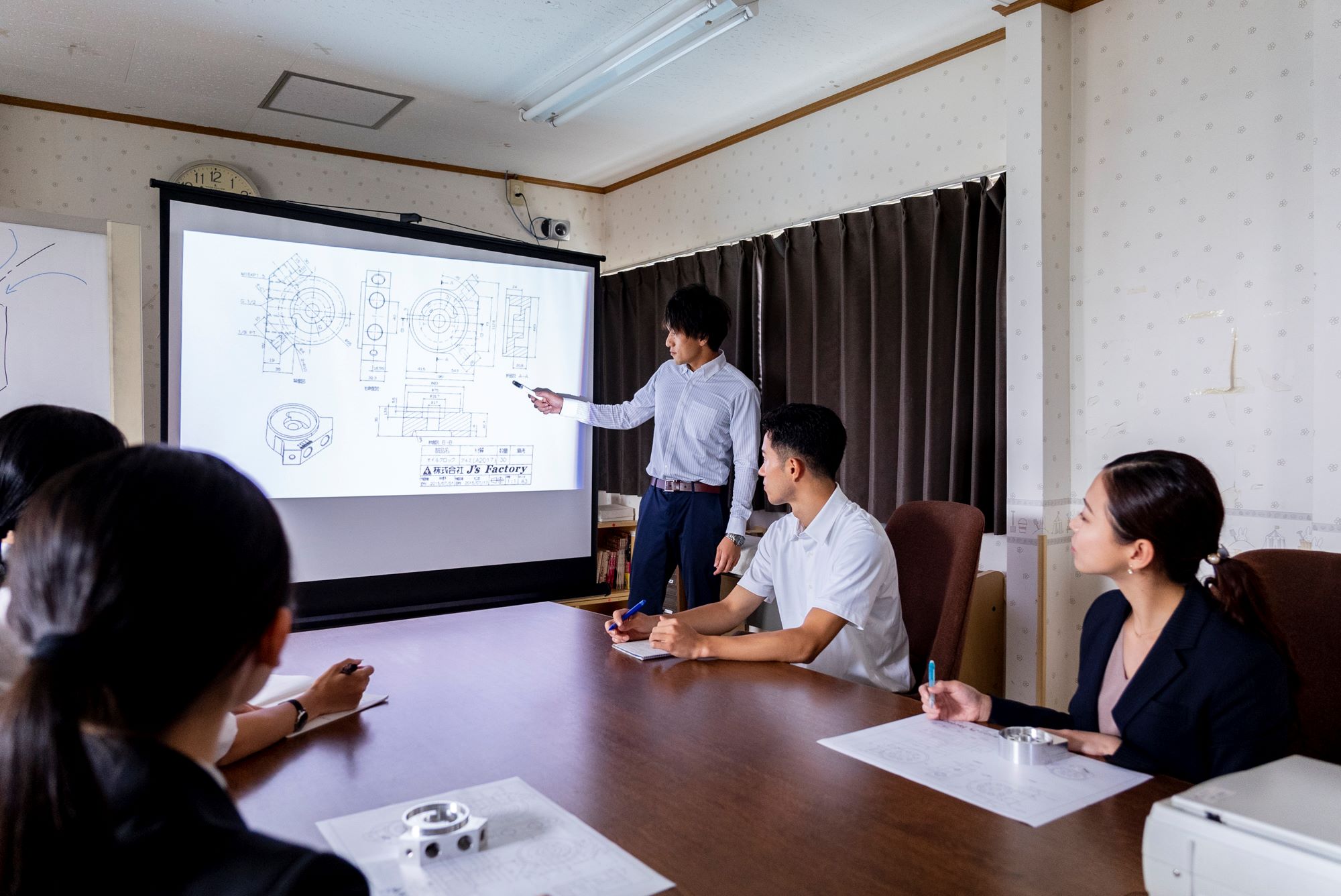 生産ロボットの制御システムの構築や評価になります。
