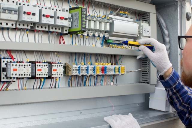 精密機器の据付、組立、セットアップ業務