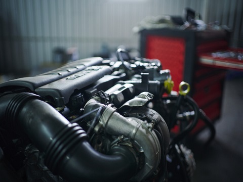 2交替　小形エンジンの組立、部品供給