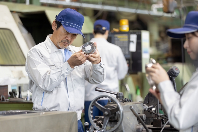 フィルム素材の成型機のセットアップ業務になります。