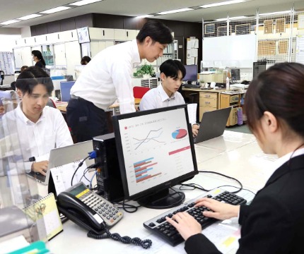 全国で働く派遣・請負スタッフの給与計算をする部門のマネージャー候補