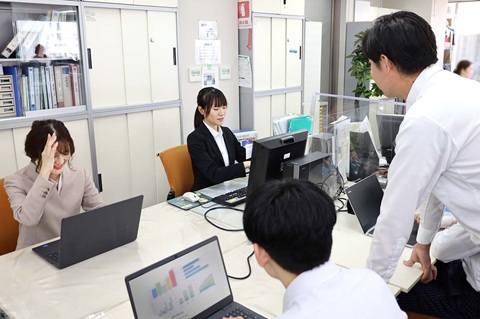 全国で働く派遣・請負スタッフの給与計算をする部門のマネージャー候補