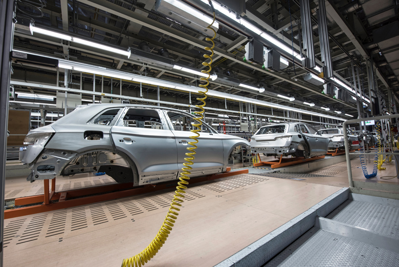 自動車工場のライン作業